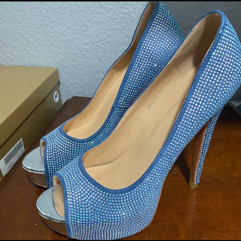 Only maker beautiful sparkly blue heels size 10